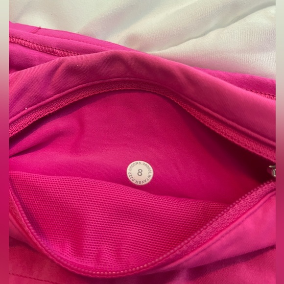 Lululemon size 8 speed up low rise 2.5 inseam SONIC PINK - Picture 4 of 4